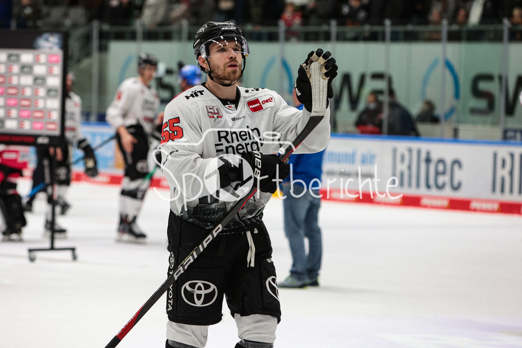 Augsburger Panther - Koelner Haie  | Carter PROFT (KEC #55) freut sich mit den Fans ueber den Sieg in Augsburg