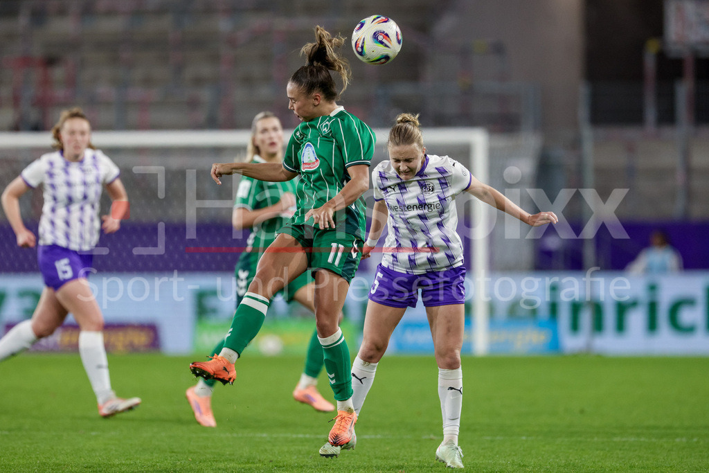 Fussball, Google Pixel Frauen-Bundesliga, SGS Essen - SV Werder Bremen | v.li.: Maja Sternad (SV Werder Bremen, 11) und Paula Flach (SGS Essen, 5) im Kopfballduell, Kopfball, Zweikampf, Action, Aktion, Spielszene, DIE DFB-RICHTLINIEN UNTERSAGEN JEGLICHE NUTZUNG VON FOTOS ALS SEQUENZBILDER UND/ODER VIDEOÄHNLICHE FOTOSTRECKEN. DFB REGULATIONS PROHIBIT ANY USE OF PHOTOGRAPHS AS IMAGE SEQUENCES AND/OR QUASI-VIDEO.