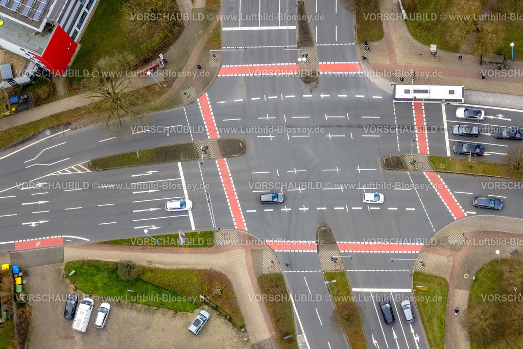 Velbert251201095 | , Luftbild, Straßenkreuzung Berliner Straße und Rheinlandstraße mit rot markierten Radwegen, Straßenverkehr in Velbert, Bergisches Land, Nordrhein-Westfalen, Deutschland