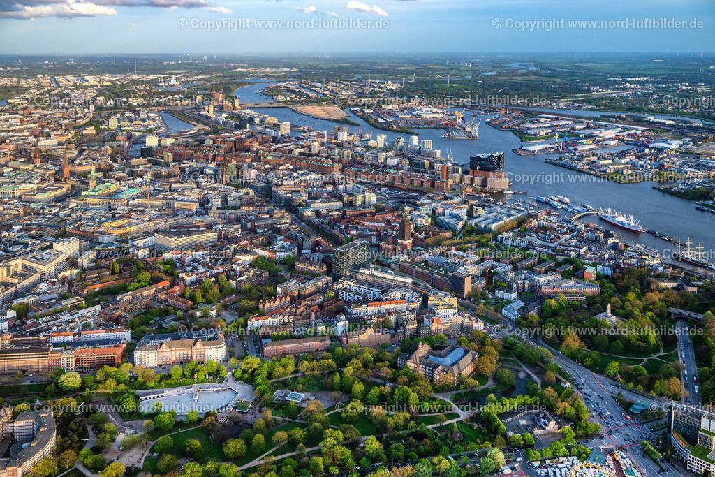 Hamburg_Mitte_Neustadt_ELS_1994140424 | HAMBURG 14.04.2024 Stadtansicht des Innenstadtbereiches am Nikolaifleet im Ortsteil Altstadt in Hamburg, Deutschland. // City view on down town in the district Altstadt in Hamburg, Germany. Foto: Martin Elsen