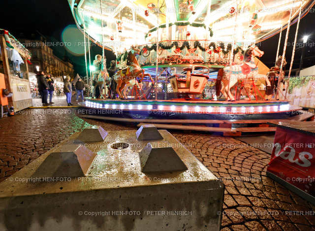 Folgen Anschlag Magdeburg | 21.12.2024 Verstärkte Sicherheitsmassnahmen und Polizeipräsenz sowie eine Schweigeminute am Samstagabend im Gedenken an die Opfer des Anschlages hier Zufahtssperren (Foto: Peter Henrich) - Realisiert mit Pictrs.com