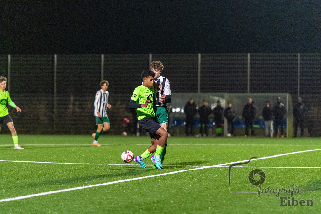 JFV Edewecht-VFL Oldenburg | A-Jugend Bezirkspokal; JFV Edewecht (grün)-VFL Oldenburg (weiß) am 27.02.2024; in Edewecht (Sportpark Göhlenweg), Photo: Philip Eiben 2024 - Realisiert mit Pictrs.com