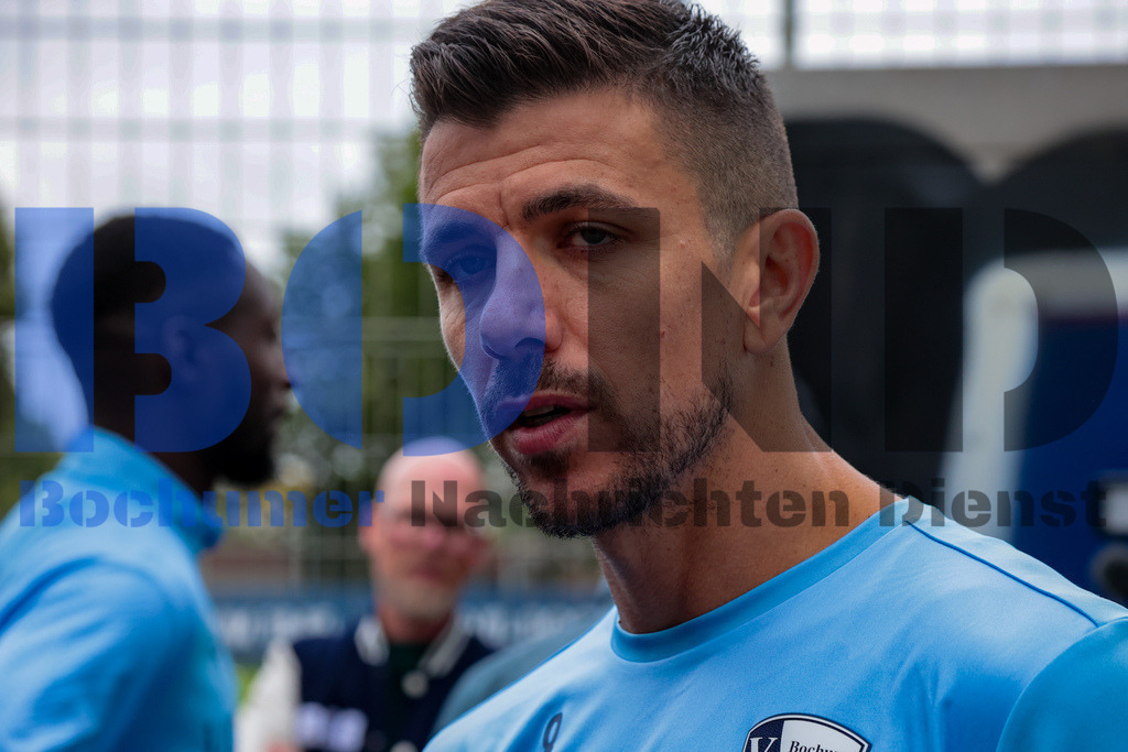 1. Fussball Bundesliga:  Trainingsauftakt VfL Bochum 1848 {date} -  | {headline}(Foto: Sebastian Sendlak / BOND)DFL regulations prohibit any use of photographs as image sequences and/or quasi-videos. - Realisiert mit Pictrs.com