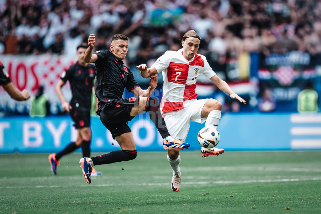 Fußball | Herren | UEFA-Fußball-Europameisterschaft 2024 | Gruppe B | Kroatien vs. Albanien | 19.06.2024 | v.l. Kristjan Asllani (#21, Albanien) gegen Lovro Majer (#7, Kroatien)