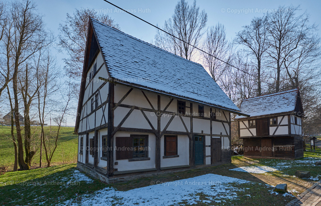 Das wahrscheinlich älteste sächsische Bauernhaus (15. Jh.) und ein seltener Blockspeicher (frühes 17. Jh.) im denkmalgeschützten Franken 02 | Bedeutsame Landschaften Deutschlands - Realisiert mit Pictrs.com