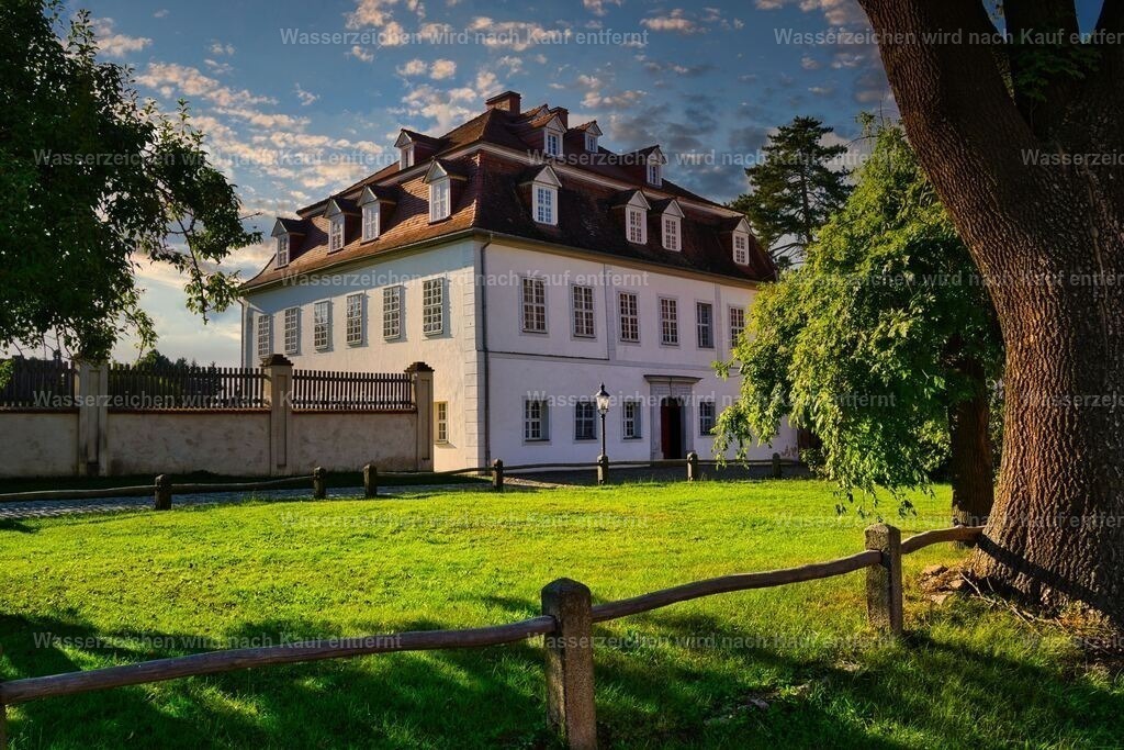Herrnhut - Schloss des Grafen Zinzendorf in Berthelsdorf | Schloss Berthelsdorf ist ein denkmalgeschütztes Bauwerk in Berthelsdorf, einem Ortsteil der ostsächsischen Stadt Herrnhut im Landkreis Görlitz. Seine heutige Gestalt erhielt das Herrenhaus durch Nikolaus Ludwig von Zinzendorf, weshalb das Schloss heute auch „Zinzendorfschloss“ genannt wird. In den Jahren 1721 bis 1724 entstand, unter weitgehender Verwendung der vorgefundenen Substanz, ein einheitlicher Baukörper mit hofseitig symmetrischer siebenachsiger Optik. - Realisiert mit Pictrs.com
