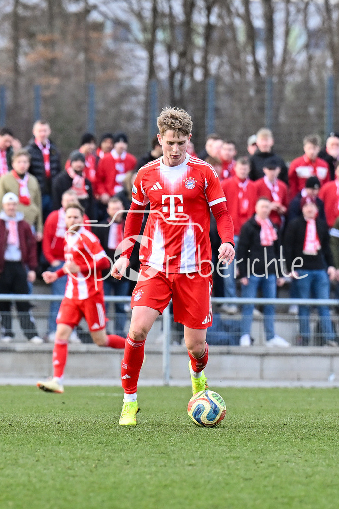 FC Bayern Amateure - Stuttgarter Kickers | MUNICH, GERMANY - 07. FEBRUARY: am Ball Anton HEINZ (FC Bayern München II 9) / Einzelfoto / Freisteller während dem Testspiel zwischen den Amateuren des FC Bayern und den Stuttgarter Kickers am FC Bayern Campus