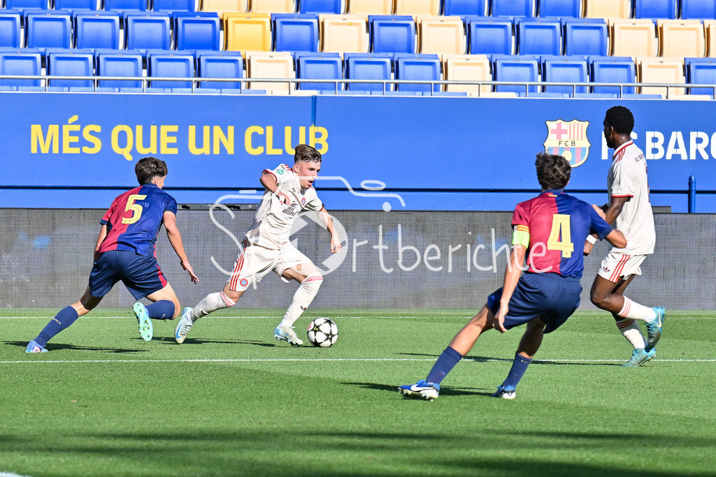 FC Barcelona U19 - FC Bayern München U19 | im duell Lennart KARL (FCB #7) und Jofre TORRENTS (FC Barcelona U19 #5) / zweikampf / UEFA Youth League: FC Barcelona U19 - FC Bayern München U19, Estadi Johan Cruyff am am 23.10.2024