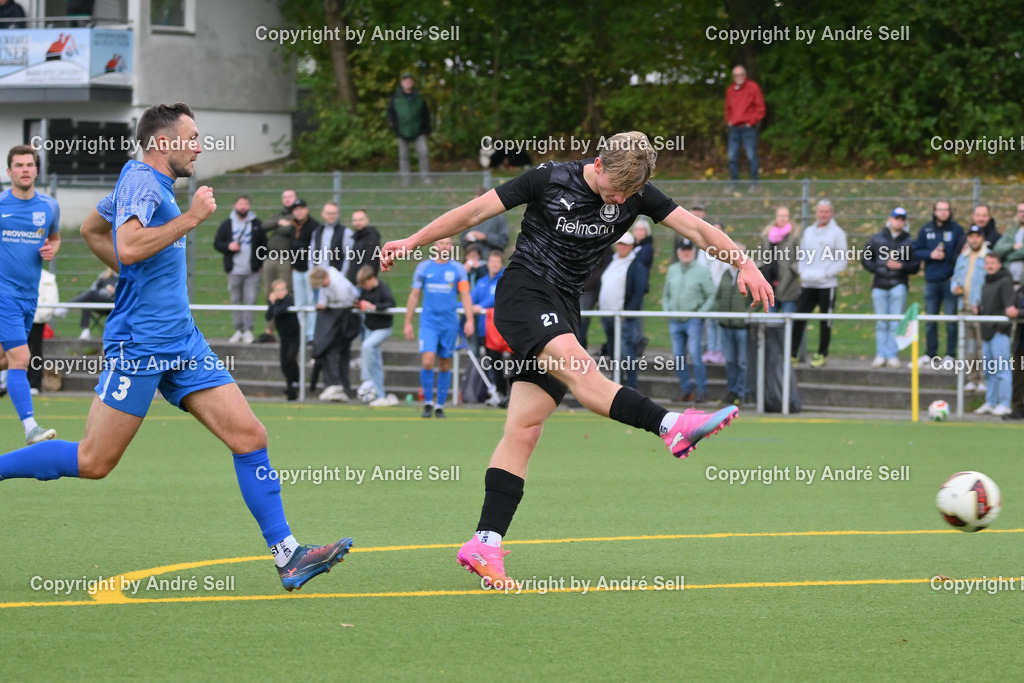 TSV Klausdorf vs SV Dörpum | Phil Baumgarn (Klausdorf #27) vs Finn Paulsen (Dörpum #3) / Fußball-Landesliga Schleswig Männer 2026/2027 / TSV Klausdorf vs SV Dörpum / Kunstrasenplatz Klausdorf / Schwentinental / 17.10.26 - Realisiert mit Pictrs.com