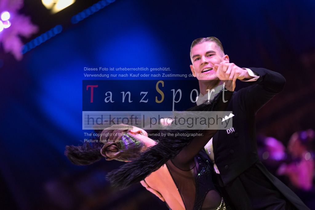 20241215_WDSF_Int_Open_Std-Riga-9289 | Tanzsportbilder, Standardtanz, Lateintanz, WDSF, DTV, LTVB, dancecomp, goc, hessen tanzt, blaues band der spree, walzer, tango, wiener walzer, slowfox, quickstepp, samba, rumba, cha-cha-cha, paso doble. jive, hd-kroft photography, turniertanzsport