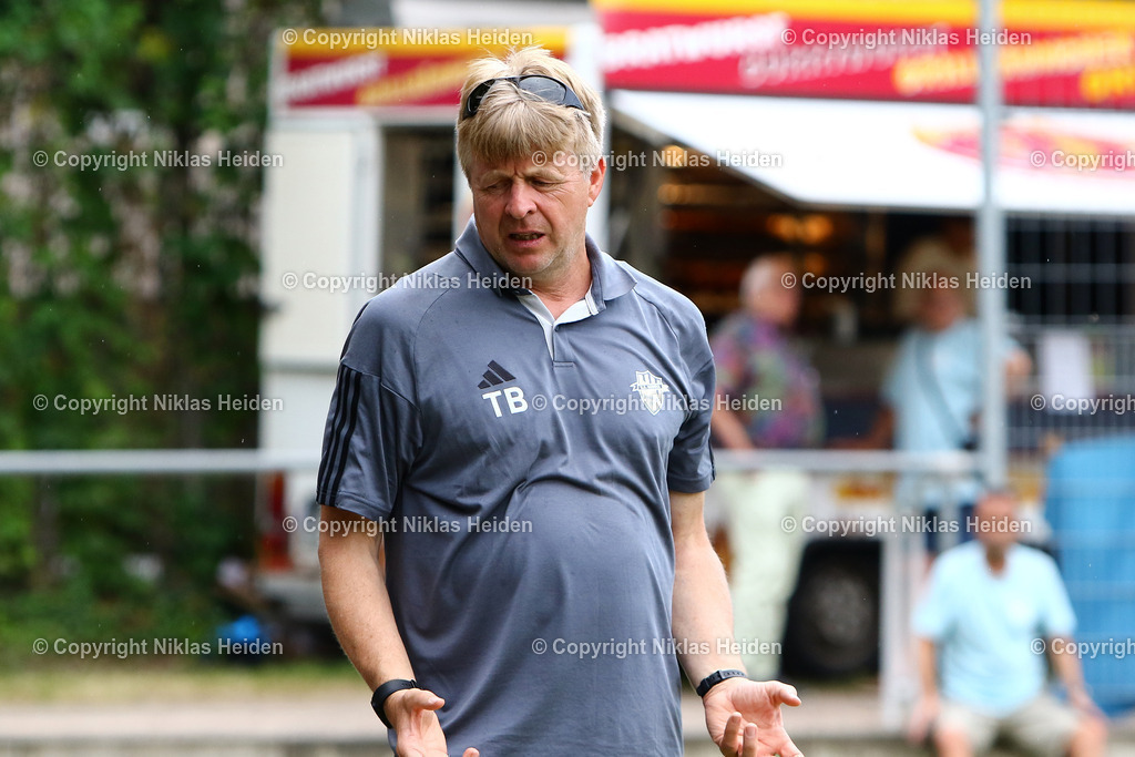 NH_KlubKosova_HarburgerSC_Testspiel_HarburgPokal_21072024 | Thorsten Beyer (Trainer, Klub Kosova)Fußball I Herren I Testspiel (Harburg-Pokal) I Saison 2024-2025 I Klub Kosova - Harburger SC I 21.07.2024 I Sportplatz Alter Postweg