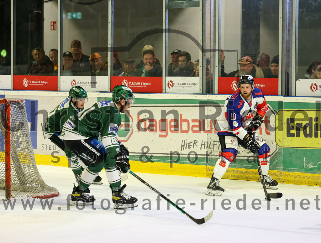 2023-11-03_112_TSV_Erding_gegen_ESC_Dorfen | Erding, Deutschland, 03.11.2023:
Eishockey, Bayernliga Vorrunde 2023 / 2024, 6. Spieltag, TSV Erding gegen ESC Dorfen, Endergebnis: 11:3

Maximilian Forster (Erding Gladiators, #81), Florian Brenninger (ESC Dorfen, #10)

Foto: Christian Riedel / fotografie-riedel.net