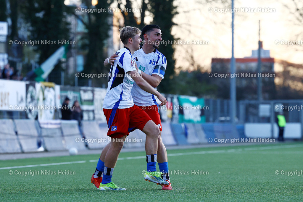 NH_HamburgerSVU21_VfBLübeck _RegionalligaNord_02042025 | #20 Timon Kramer bejubelt zusammen mit #8 Milad Nejad (beide Hamburger SV U21) seinen Treffer zum 1:0.Fußball I Herren I Regionalliga Nord I Saison 2024-2025 I 28. Spieltag I Hamburger SV U21 - VfB Lübeck I 02.04.2025 I Stadion Hoheluft