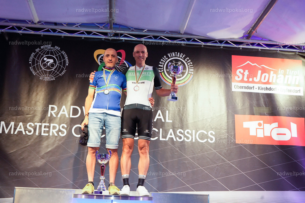 1320_20230817_Bewerb_Maenner_Muehlanger | AUT - OESTERREICH, 2023-08-16: SPORT RENNRAD-FAHREN - 55. INTERNATIONALER RADWELTPOKAL IN ST. JOHANN IN TIROL  - Vintage-Radrennen mit WM-Bronze-Medaillen-Siegerin Christina Schweinberger, den Teilnehmer und Alexander Baumann (vom Orginastions-Team) - TAG 2 BEWERB MAENNER IN SECHS GRUPPEN  ; Foto: Roland Muehlanger