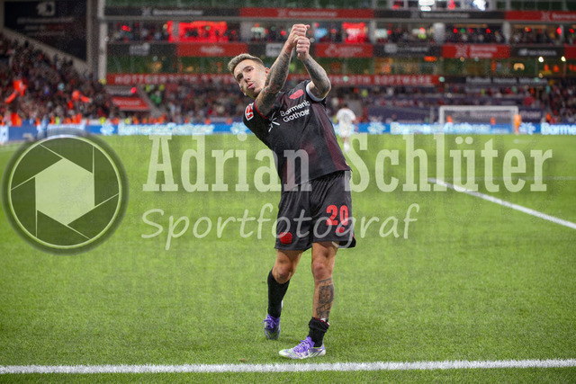 Bayer 04 Leverkusen vs Eintracht Frankfurt - Bundesliga  | Leverkusen, Deutschland, 12.09.25:   Alejandro Grimaldo (Bayer 04 Leverkusen) Torjubel, jubelt nach seinem Treffer zum 3:1 waehrend des Spiels der Bundesliga zwischen  Bayer 04 Leverkusen vs Eintracht Frankfurt in der BayArena(Foto von Brauer-Fotoagentur / Adrian Schlueter)