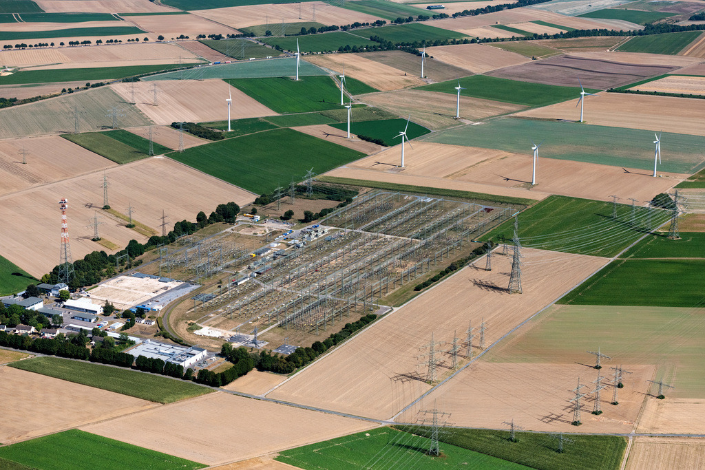 dr__0097838.jpg | BERGHEIM 25.08.2022 Gelände des Umspannwerkes zur Spannungs- Wandlung und elektrischen Strom- Versorgung an der Straße Am Werkstor in Bergheim im Bundesland Nordrhein-Westfalen, Deutschland. 