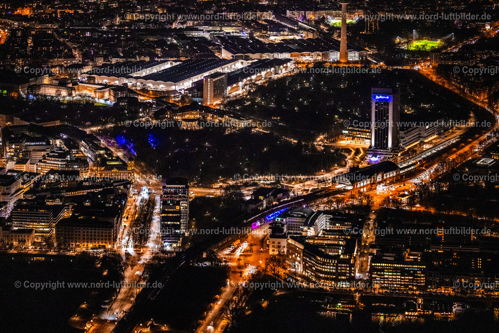 Hamburg_Dammtor_Bahnhof_CCH_Nachtaufnahme_ELS_6918060325 | HAMBURG 06.03.2025 Nacht- Lichter und Beleuchtung Congress Center (CCH) am Hochhaus- Gebäude der Hotelanlage Radisson Blu an der Marseiller Straße im Ortsteil Sankt Pauli in Hamburg, Deutschland. Weiterführende Informationen bei: Hamburg Messe und Congress GmbH,  LEONHARD WEISS GmbH & Co. KG,  Sprinkenhof GmbH,  Tim Hupe Archietekten,  agn Niederberghaus & Partner GmbH,  verbundhochdrei GmbH. // Night lighting congress Center ( CCH ) on High-rise building of the hotel complex Radisson Blu on Marseiller Strasse in the district Sankt Pauli in Hamburg, Germany. Further information at: Hamburg Messe und Congress GmbH,  LEONHARD WEISS GmbH & Co. KG,  Sprinkenhof GmbH,  Tim Hupe Archietekten,  agn Niederberghaus & Partner GmbH,  verbundhochdrei GmbH. Foto: Martin Elsen