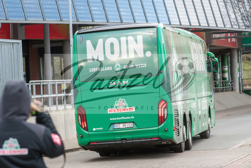 20200212_PKBREM_0038 | Fussball, Herren: . Die Mannschaft von Werder Bremen auf dem Weg ins Kurztrainingslager nach Leipzig waehrend der Pressekonferenz des SV Werder Bremen auf dem wohninvest Weserstadion am 12.02.2020 in Bremen, Deutschland. - Realisiert mit Pictrs.com