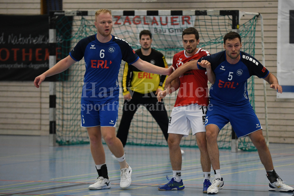 HC Deggendorf : TSV Taufkirchen/Vils | Alles im Blick und den Gegner im Griff  haben Jan Stengl  (HC Deggendorf  #6); Michael Buchner  (HC Deggendorf  #5) - Realisiert mit Pictrs.com
