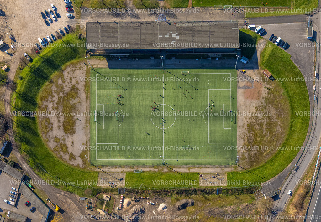 Gelsenkirchen240300742 | Luftbild, FußballStadion Glückauf Kampfbahn, DJK Teutonia Schalke-Nord 1921 e.V. Verein, Fußballspieler und Tribüne, Baustelle für geplanten Sportpark, Schalke-Nord, Gelsenkirchen, Ruhrgebiet, Nordrhein-Westfalen, Deutschland