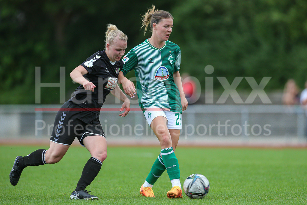 Fussball, Testspiel Frauen, SV Henstedt-Ulzburg - SV Werder Bremen | v.li.: Jennifer Michel (SV Henstedt-Ulzburg, 77) und Juliane Wirtz (SV Werder Bremen, 28) im Zweikampf, Duell, Dynamik, Aktion, Action