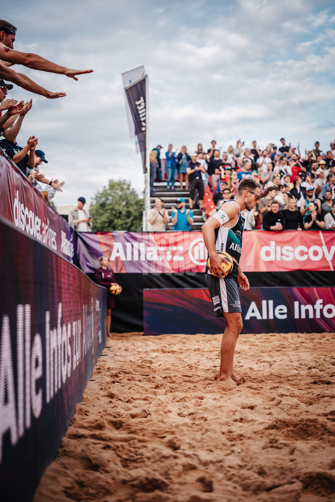 Beachvolleyball | Männer | Allianz German Beach Tour 2025 | Tourstop München | 11.07.2025 | Jonas Sagstetter vor dem Aufschlag