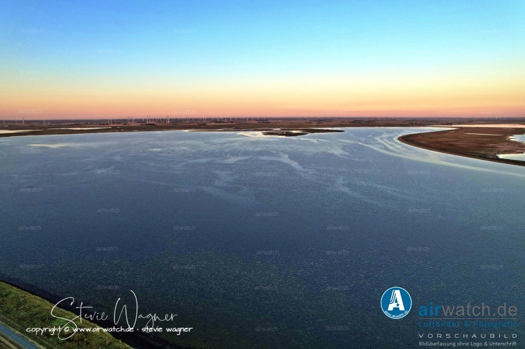 Nordsee, Nordfriesland, Beltringharderkoog, Luettmoorsee, Holmer Siel, Landgewinnung | Landgewinnung & Küstenschutz in Nordfriesland - Das Meer hat im Laufe von Jahrtausenden mit jeder Flut allmählich neues Land aufgebaut, einen bis zu 25 Kilometer breiten Streifen entlang der Meeresküste, bekannt als Marsch. Die Seemarschen entlang der Meeresküste und die Flußmarschen entlang der großen Flußmündungen sind wichtige Lebensräume für die Wattenmeer-Ökologie.