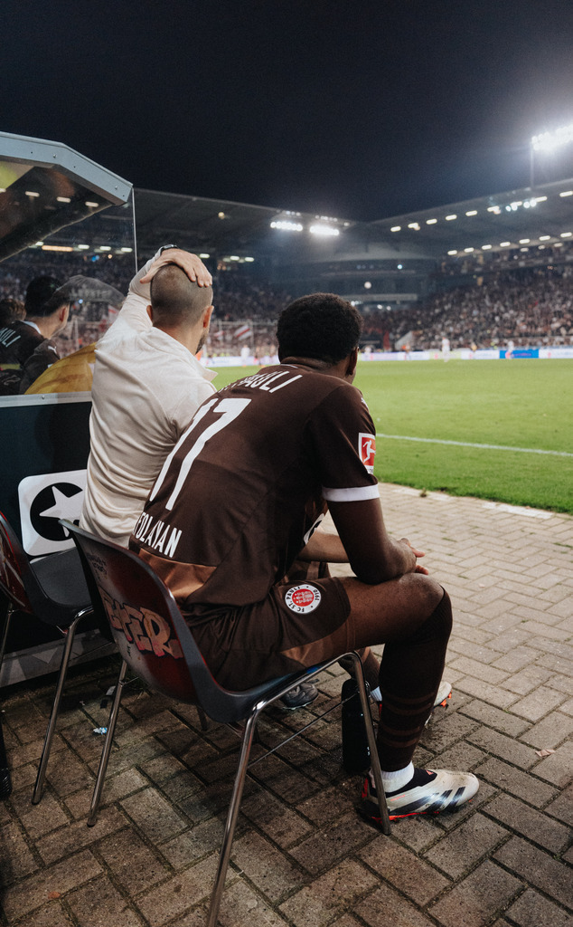FCS05025 | Der offizielle Shop für FC St. Pauli Fotos. Wähle aus Spielszenen & Fanmomenten dein FCSP Wunschformat. Wir liefern Millerntor-Atmosphäre.