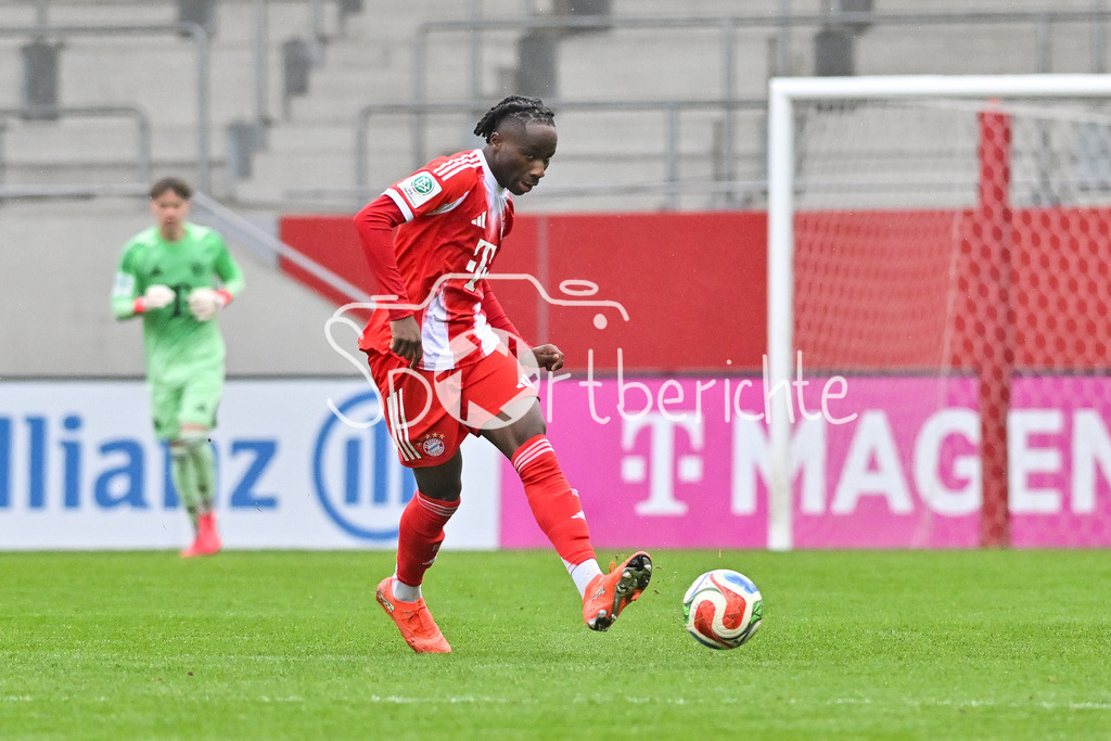 FC Bayern München - Hannover 96 | MUNICH, GERMANY - 15. FEBRUARY: am Ball Richard AJAYI (FC Bayern München U19 3) während dem Spiel zwischen der U19 des FC Bayern München und der U19 von Hannover 96 am 2. Spieltag der Hauptrunde der U19-DFB-Nachwuchsliga am FC Bayern Campus