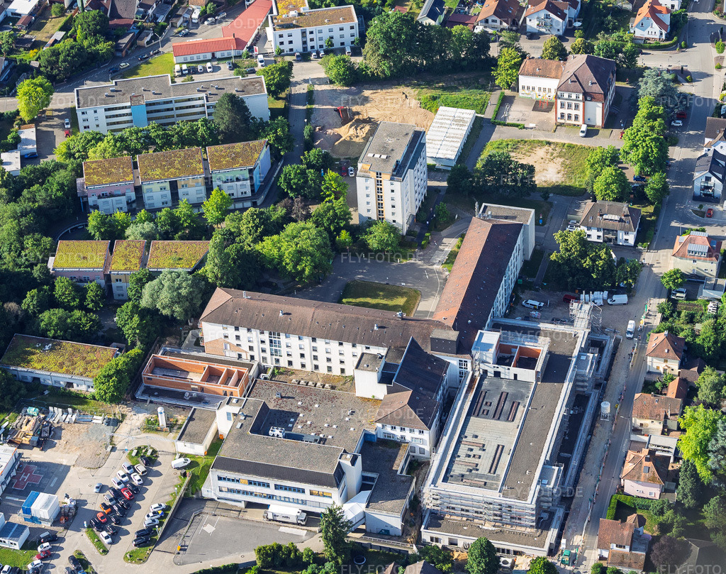 Luftbild: Baustelle für den NEUBAU der NOTAUFNAHME, INTENSIVMEDIZIN UND DIAGNOSTIKBEREICHE der Asklepios Südpfalzkliniken GmbH. Projektsteuerung: BPM Bau- und Projektmanagement Hart GmbH. BPM Architektur, Planung + Objektüberwachung: alsh sander hofrichter architekten GmbH Gesellschaft für Architektur und Generalplanung. Planungsbüro Noll GmbH , TGA-Planung / Heizung-Lüftung-Sanitär-Medizinische Gase-Gebäudeautomation, TGA-Planung / Stark- u. Schwachstromtechnische Anlagen / Fördertechnik: DE-Plan GmbH & Co. KG, Tragwerksplanung: ZPP Ingenieure AG, Freianlagen hofmann_röttgen Landschaftsarchitekten BDLA, Brandschutz: Rieser-Wessel Brandschutzsachverständige & Ingenieure PartG mbB und Bauphysik / Schallschutz-Akustik: Ingenieurbüro Seidel in Kandel im Bundesland Rheinland-Pfalz in Deutschland. – Foto: IMG_157557.jpg vom 18.06.2026 durch Werner Riehm/FLY-FOTO.de – Auflösung des Originals: 4537 x 3583 px – Asklepios Südpfalzklinik Kandel - Asklepios Südpfalzklinik Kandel – BPM – a|sh – WWW.PLANUNGSBUERO-NOLL.DE – DE Plan - DE-Plan GmbH & Co. KG., Gladenbach, Planungsbüro – WWW.SOCOTEC.DE – Start | Hofmann-Röttgen Landschaftsarchitekten – RIESER-BRANDSCHUTZ.DE – Ingenieurbüro Seidel Bauphysik und Brandschutz | Ingenieurbüro Seidel