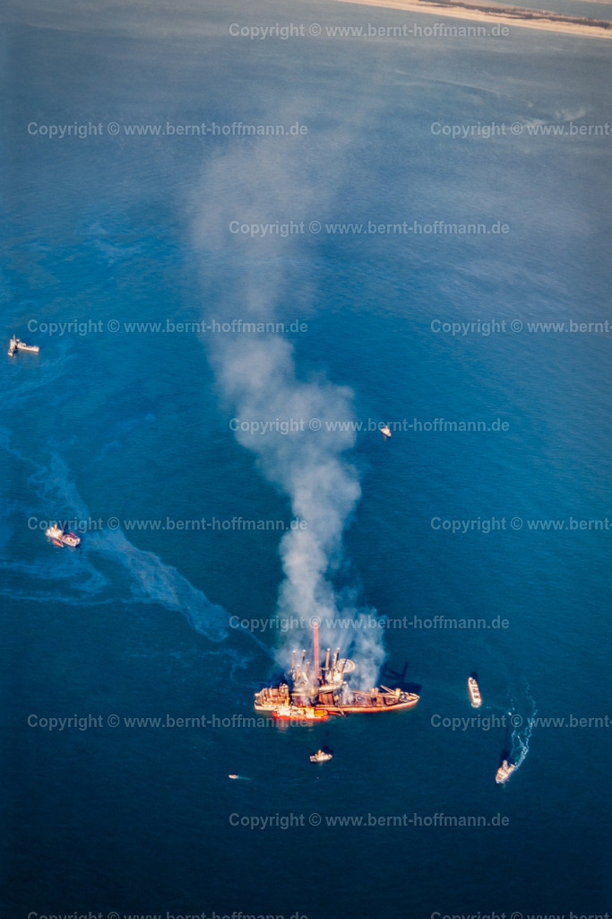 PLBDD_Pallas0198_02_90x60 | LUFTBILD. Brennender Holzfrachter " PALLAS " in der Nordsee. __ Seitenverhältnis = 3 zu 2. __ Das Foto ist die Reproduktion von einem Farbdia. - Realisiert mit Pictrs.com