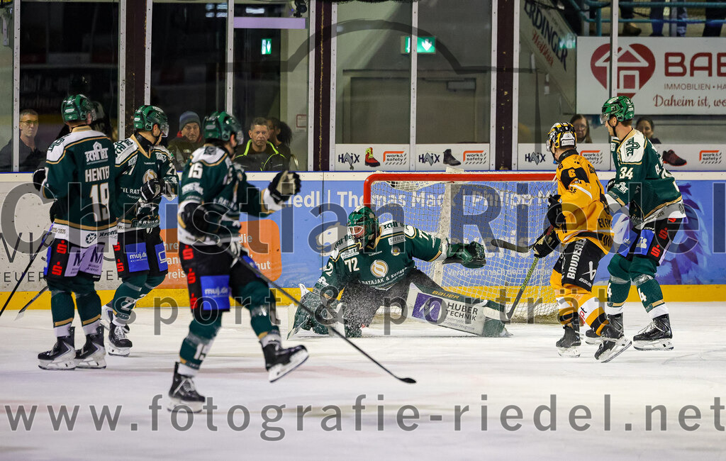 2025-11-02_130_TSV_Erding_gegen_EV_Fuessen | Erding, Deutschland, 02.11.2025:Eishockey, Oberliga Süd 2025 / 2026, 15. Spieltag, TSV Erding gegen EV Füssen, Endergebnis: 2:6Dennis Henter (Erding Gladiators, #19), Mark Waldhausen (Erding Gladiators, #27), Elias Maier (Erding Gladiators, #15), Torwart David Zabolotny (Erding Gladiators, #72), Ondrej Zelenka (EV Füssen, #6), Bastian Cramer (Erding Gladiators, #34)Foto: Christian Riedel / fotografie-riedel.net
