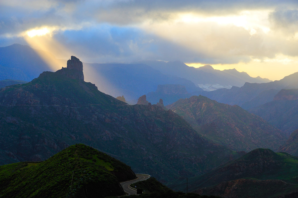spanien-2008-359 | Blick auf das zentrale Bergland (Cumbre) von Gran Canaria mit dem Felsmonolith des Roque Bentaiga (Bentayga) links im Bild, der mystischen Kult- und Siedlungsstätte der Ureinwohner. - Realisiert mit Pictrs.com