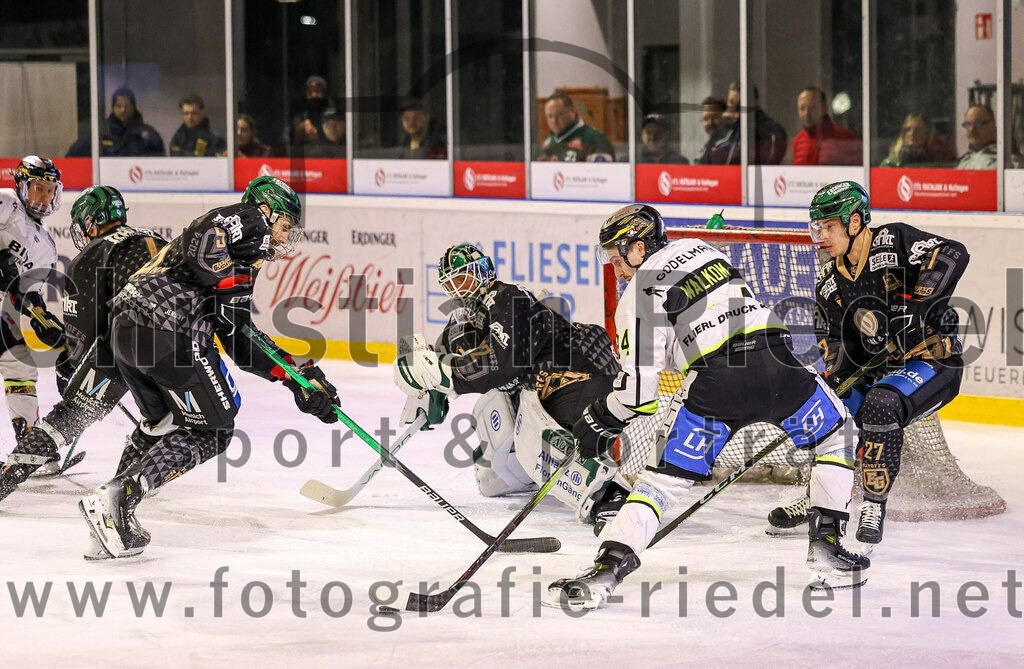 2024-02-23_036_TSV_Erding_gegen_ERSC_Amberg | Erding, Deutschland, 23.02.2024:
Eishockey, Bayernliga Playoffs 2023 / 2024, 3. Spieltag, TSV Erding gegen ERSC Amberg, Endergebnis: 2:3 n. V.

Florian Zimmermann (Erding Gladiators, #5), Torwart Dimitri Pätzold (Erding Gladiators, #32), Brendan Walkom (ERSC Amberg, #94), Mark Waldhausen (Erding Gladiators, #27)

Foto: Christian Riedel / fotografie-riedel.net
