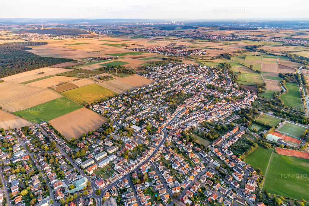 Luftbild: Rendeler Straße aus Nordwesten im Ortsteil Klein-Karben in Karben im Bundesland Hessen in Deutschland. Foto: IMG_117751.jpg vom 10.09.2019 durch Werner Riehm/FLY-FOTO.de
