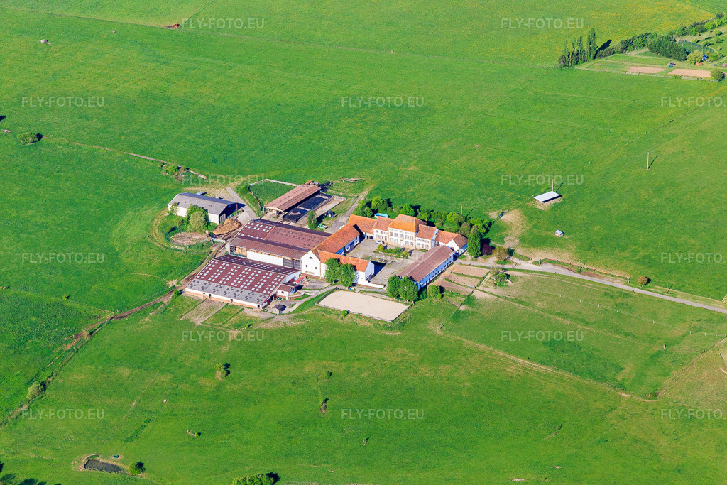 Vue aérienne: Ferme De Bombach à Bining dans le département Moselle, France. Photo: IMG_146089.jpg prise le 01/05/2025 par Werner Riehm/FLY-FOTO.eu – Résolution de l'original: 5472 x 3648 px