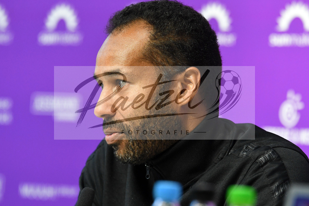 20200127_PKOSNA_0012 | Fußball, Herren: Trainer Daniel Thioune (VfL Osnabrück) schaut bei der Pressekonferenz des VfL Osnabrück am 27.01.2020 im Stadion an der Bremer Brücke in Osnabrück, Deutschland.(Foto von Nico Paetzel) - Realisiert mit Pictrs.com