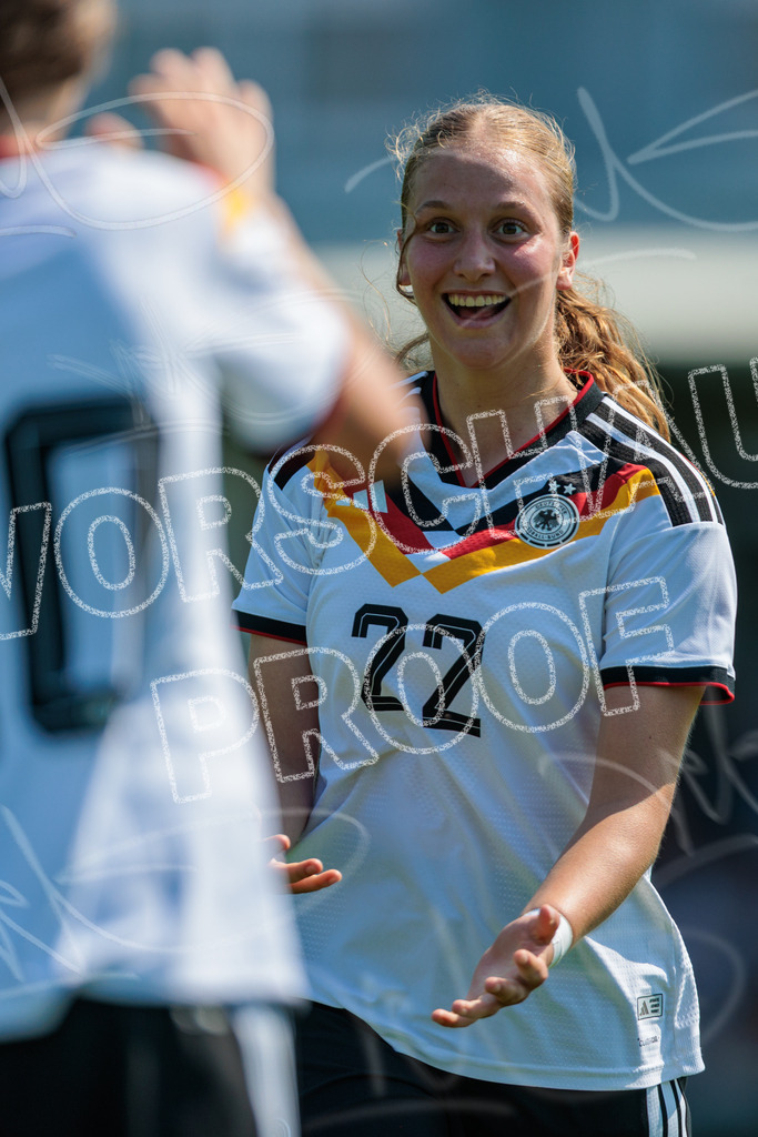 Testspiel U16-Juniorinnen: Deutschland – England | Die Bildergalerie dokumentiert das Länderspiel der deutschen U16-Juniorinnen gegen die Auswahl Englands. Die Fotografien zeigen Spielaktionen, Zweikämpfe, Torchancen, Mannschaftsszenen sowie weitere Impressionen der Begegnung. Die Aufnahmen entstanden im Rahmen des Testspiels beider Nachwuchsnationalmannschaften in der Kümpel + Hellmeister Arena in Hamm am 20. Juni 2026 und halten die sportlichen und emotionalen Momente des Spiels fest. - Realisiert mit Pictrs.com