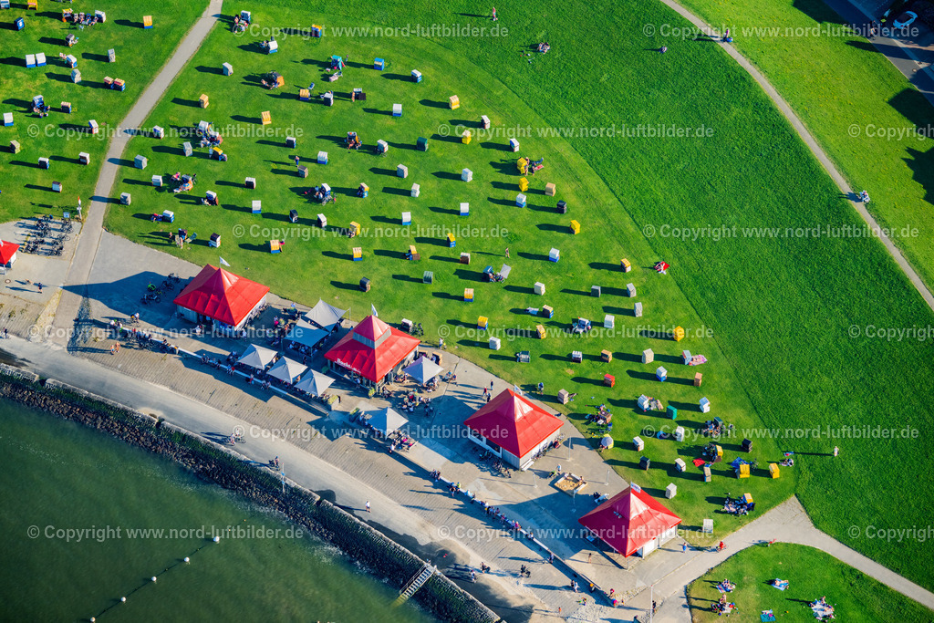 Cuxhaven_Grimmershörner_Bucht_ELS_4414280824 | CUXHAVEN 28.08.2024 Die Grimmershörnbucht mit der Deichanlage Döser Seedeich mit Strandkörben in der Abendsonne in Cuxhaven Döse im Bundesland Niedersachsen. // The Grimmershoernbucht with the dike system Doeser Sea dike with beach chairs in the evening sun in Cuxhaven Doese in the state of Lower Saxony. Foto: Martin Elsen