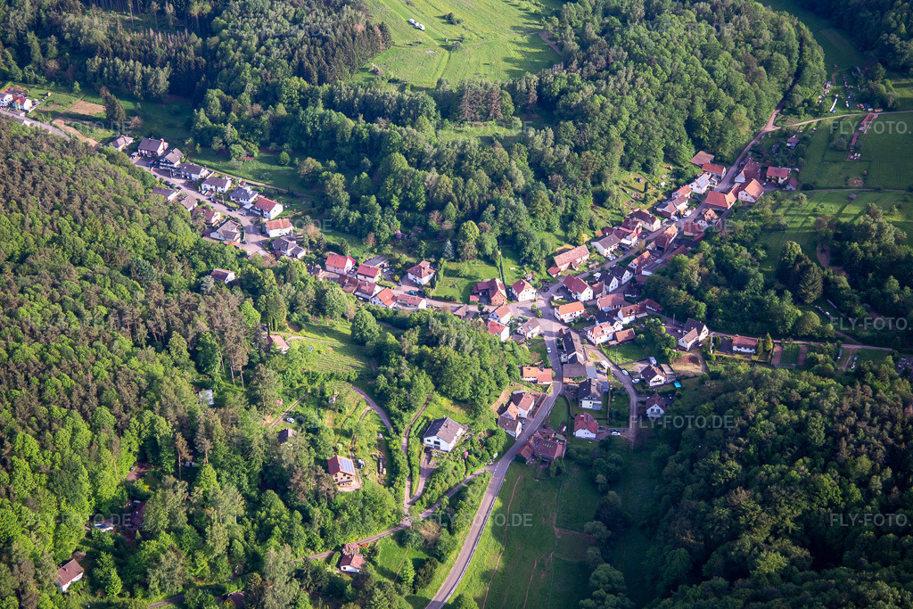 Luftbild: Dorfansicht im Pfälzerwald aus Norden in Dimbach im Bundesland Rheinland-Pfalz in Deutschland. Foto: IMG_140713.jpg vom 20.05.2024 durch Werner Riehm/FLY-FOTO.de