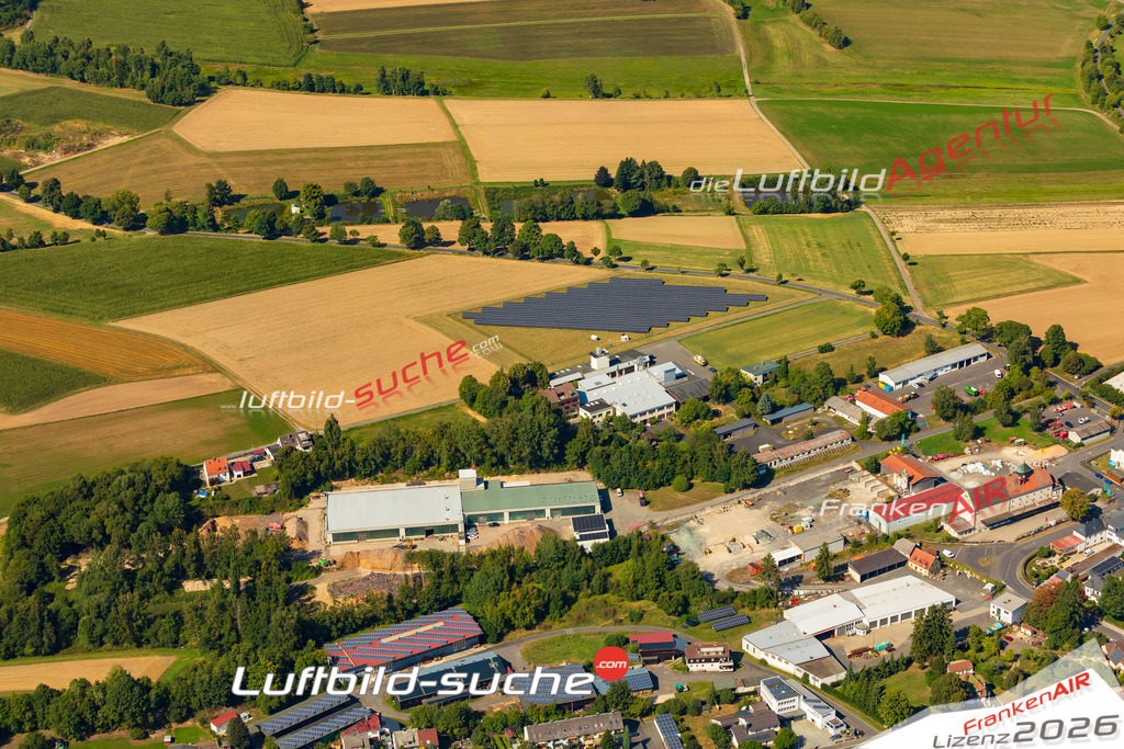 Luftaufnahme der Stadt Thiersheim - Die Luftaufnahme wurde 2025 vom UL-Flugzeug heraus erstellt ( keine Drohne ) - Hochauflösende Luftaufnahme - für professionelle Ausdrucke geeignet. Die Geschenkidee !Mit Lizenz und Bildrechte bestellbar