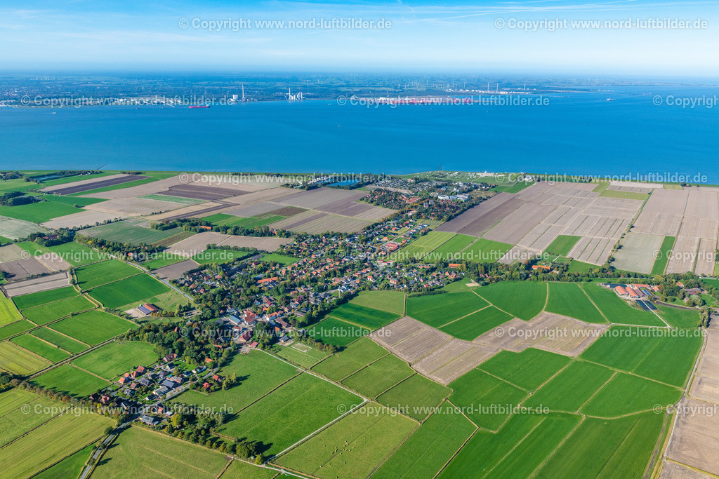 Tossens_ELS_6024091022 | BUTJADINGEN 09.10.2022 Ortsansicht der Straßen und Häuser der Wohngebiete von Tossens in Butjadingen im Bundesland Niedersachsen, Deutschland. // Town view of the streets and houses of the residential areas of Tossens in Butjadingen in the state Lower Saxony, Germany. Foto: Martin Elsen