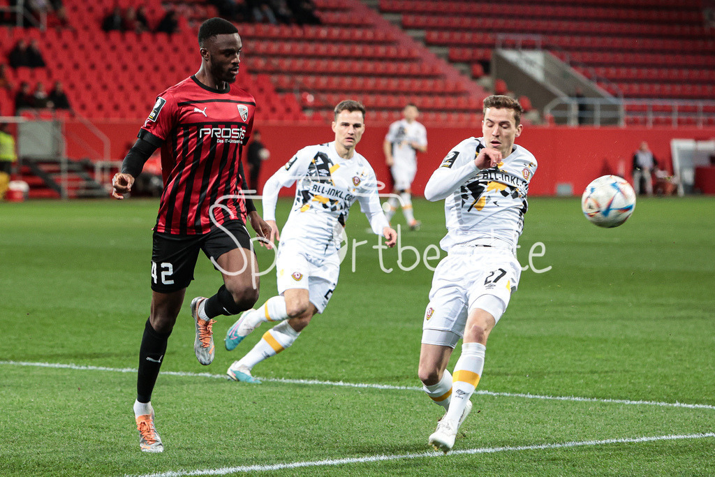 FC Ingolstadt - Dynamo Dresden | Donald NDUKA (FCI #42) klaert vor Niklas HAUPTMANN (SDG #27)