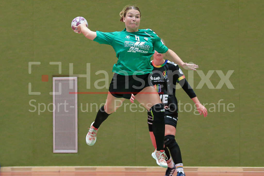 Handball, Testspiel Frauen, SV Werder Bremen - VfL Oldenburg | v.li.: Madita Probst (SV Werder Bremen, 6) beim Wurf, am Ball, Spielszene, Aktion, Action