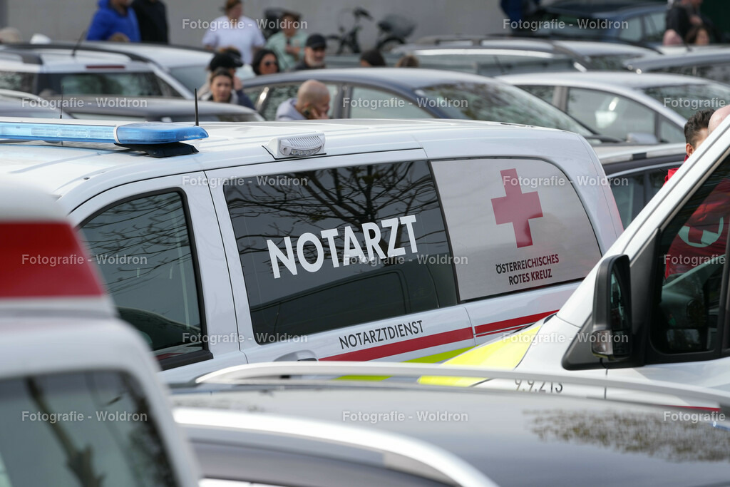 20221111 Amoklauf in Mittelschule Haselstauden | DORNBIRN, OESTERREICH - 11. NOVEMBER: Polizeieinsatz waehrend des Amoklaufs in der Mittelschule Haselstauden in Mittelschule Haselstauden on November 11, 2022 in Dornbirn, Austria.