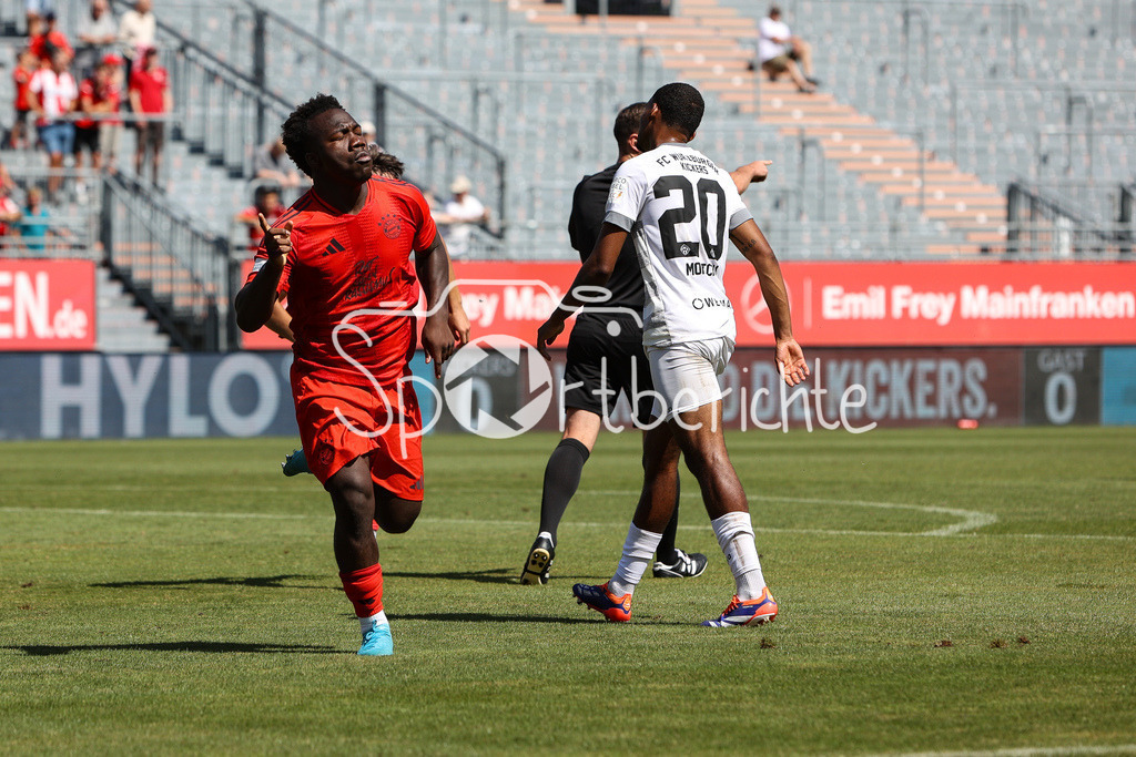 FC Würzburger Kickers - FC Bayern Amateure | Jubel nach dem Treffer zum 0-1 durch Nestory IRANKUNDA (FC Bayern München II #7) / Tor / Freude / Happy / Torschuetze / Flick Flack / Salto / Regionalliga Bayern: FC Würzburger Kickers - FC Bayern München II, AKON Arena am 24.08.2024