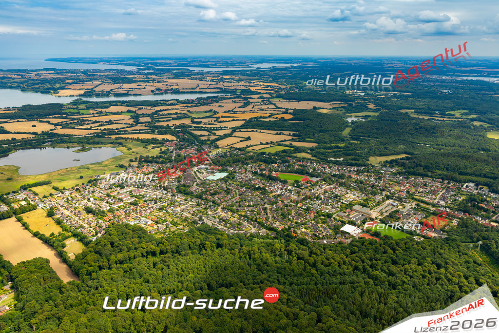 Das Luftbild der Stadt Ratekau wurde 2022 vom Flugzeug heraus erstellt (keine Drohnen-Aufnahmen) Aufnahmehöhe ca.450 Meter- hohe Bildauflösung und Druck-Qualität. Garantiert!