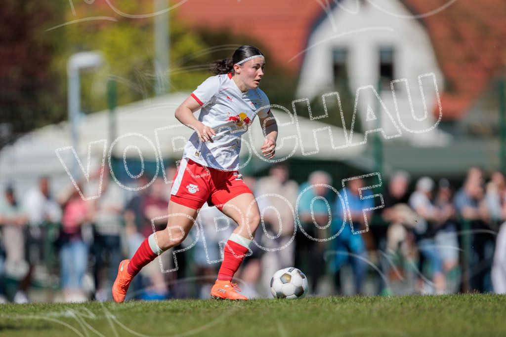 Gipfeltreffen der Frauen: Finale um den Sachsenlotto Landespokal 2026 | Am 1. Mai 2026 trafen im Endspiel des Sachsenlotto Landespokals die Frauen des Chemnitzer FC und die zweite Mannschaft von RasenBallsport Leipzig aufeinander. Vor stimmungsvoller Kulisse kämpften beide Teams ab 15:00 Uhr um die begehrte Trophäe des sächsischen Fußballs. Diese Galerie zeigt die Highlights, packende Zweikämpfe und die emotionalsten Momente des Finaltags. - Realisiert mit Pictrs.com