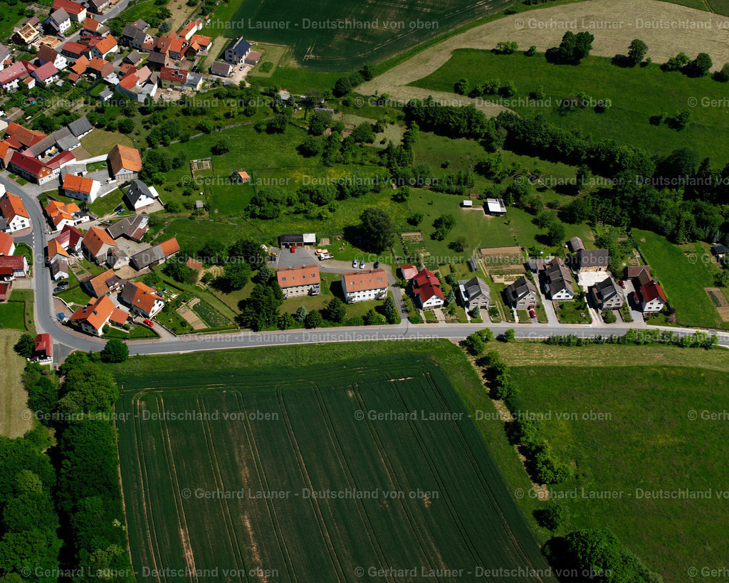 2634352 | JüTZENBACH 16.06.2006 Landwirtschaftliche Nutzflächen und Feldgrenzen umsäumen das Siedlungsgebiet des Dorfes an der Jützenbacher Straße in Jützenbach im Bundesland Thüringen, Deutschland. // Agricultural land and field boundaries surround the settlement area of the village on street Juetzenbacher Strasse in Juetzenbach in the state Thuringia, Germany. Foto: Gerhard Launer