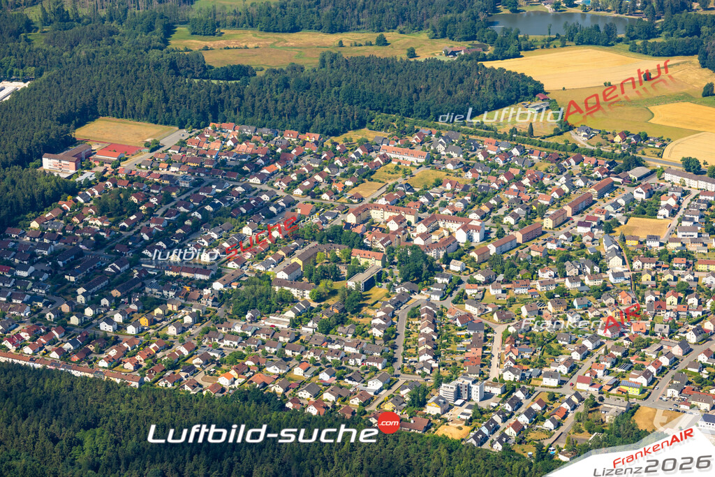 Das Luftbild zeigt : Ringstraße Altenstadt an der Waldnaab - Die Luftaufnahme wurde 2023 vom UL-Flugzeug aus erstellt ( keine Drohne ) - Hochauflösende Luftaufnahme - Für grossformatige Ausdrucke geeignet. Die Geschenkidee !Mit Lizenz und Bildrechte bestellbar